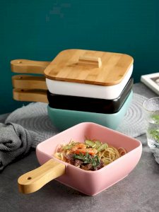 Ceramic plate with lid 