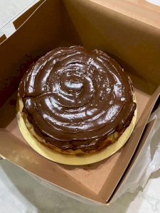 Classic Burnt Cheesecake topped with Nutella