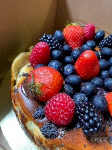 Oreo Burnt Cheesecake topped with fresh mixed berries
