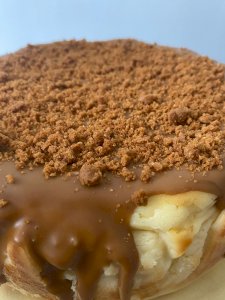 Classic Burnt Cheesecake topped with Speculoos spread