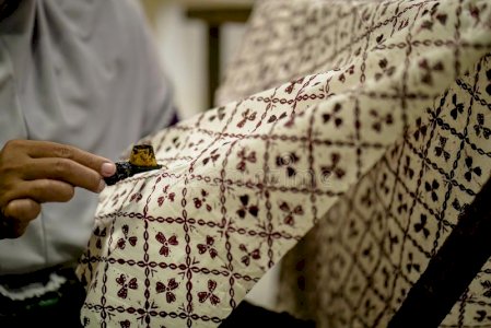 Hand-drawn batik sarong for men